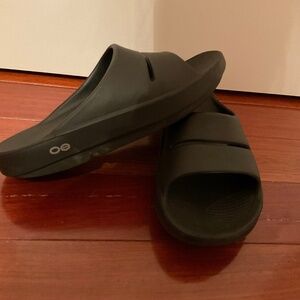 OOFOS Women’s OOahh Slide - Black size 8